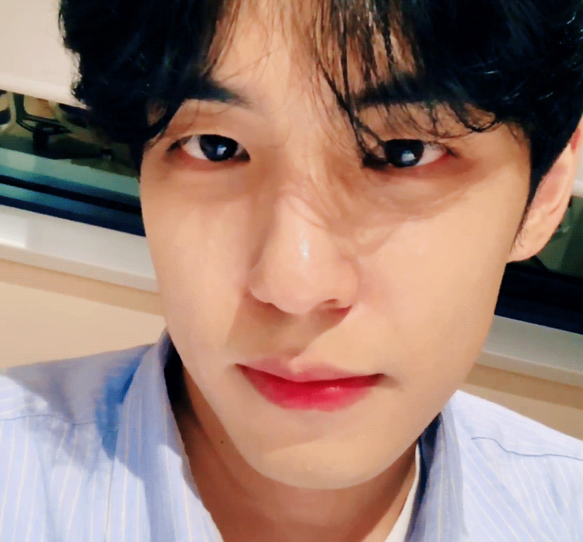 원래 브이앱 할 때 폰 고정시키고 하는데 이 날은 좀 많이 움직였는데 진심 너무 좋아... | 인스티즈