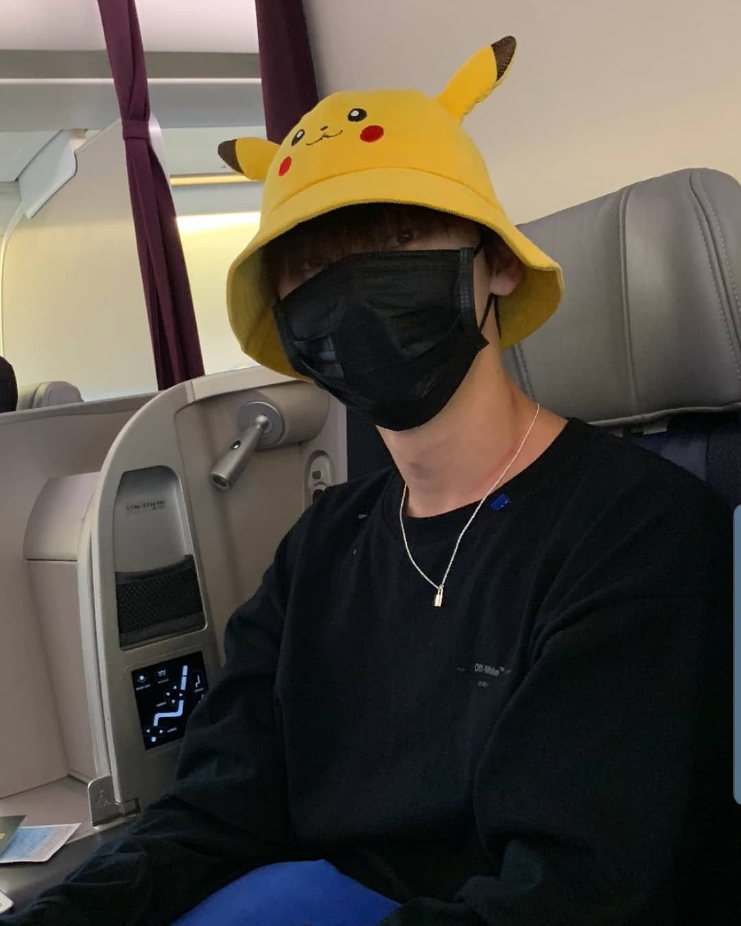 뉴이스트 최민기 황민현 돌고도는 피카츄모자 | 인스티즈