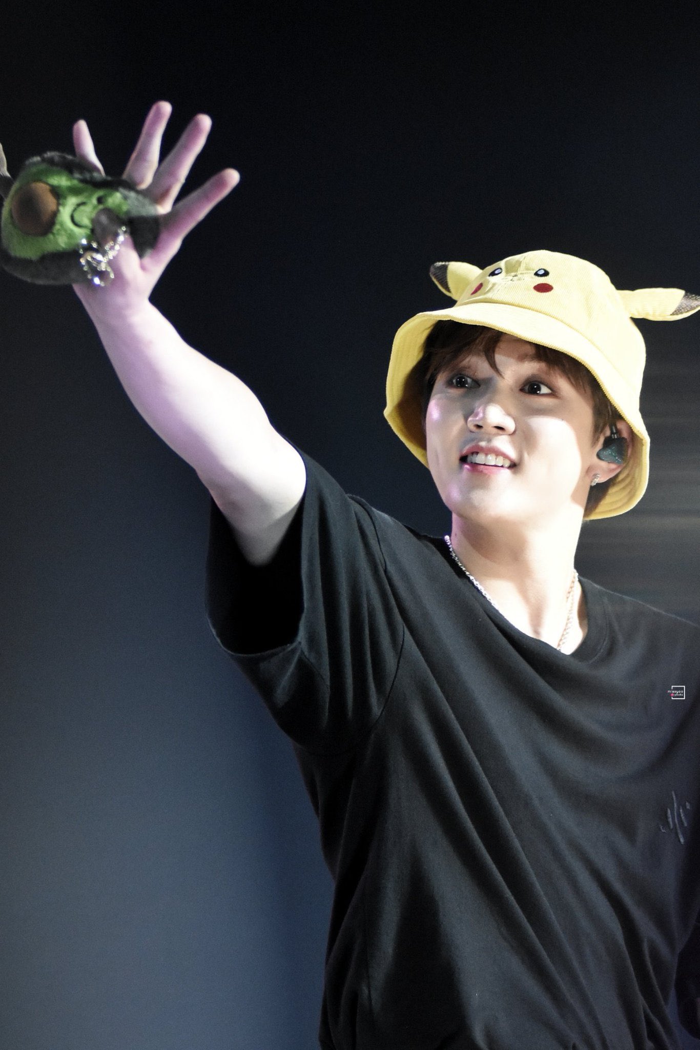 뉴이스트 최민기 황민현 돌고도는 피카츄모자 | 인스티즈