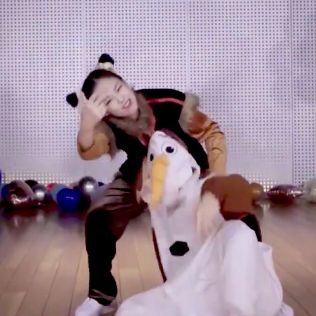 해외팬들 제니 놀리기 시작했다 (크리스토프 젠 + 쿠마사슴) | 인스티즈