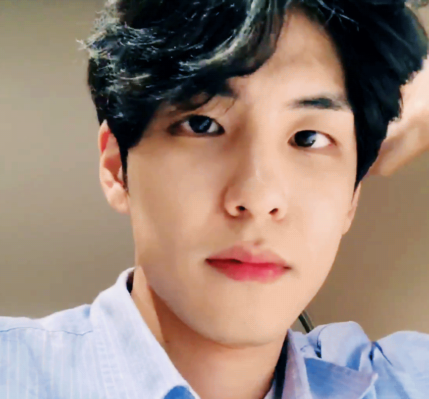 원래 브이앱 할 때 폰 고정시키고 하는데 이 날은 좀 많이 움직였는데 진심 너무 좋아... | 인스티즈