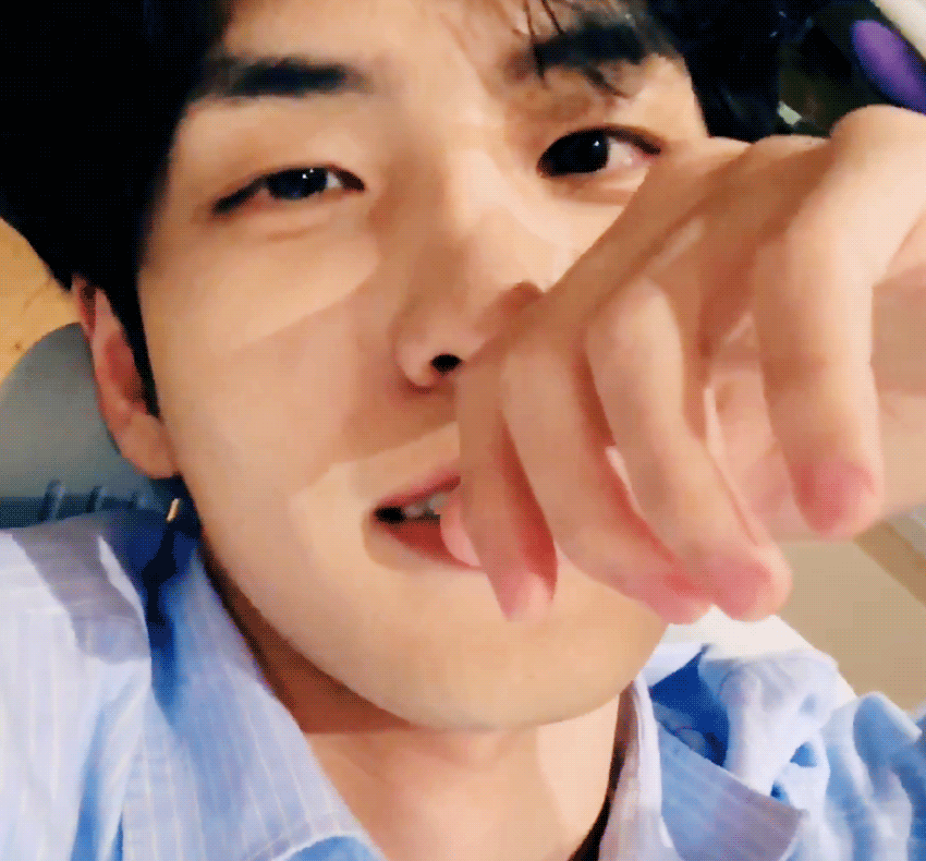 원래 브이앱 할 때 폰 고정시키고 하는데 이 날은 좀 많이 움직였는데 진심 너무 좋아... | 인스티즈