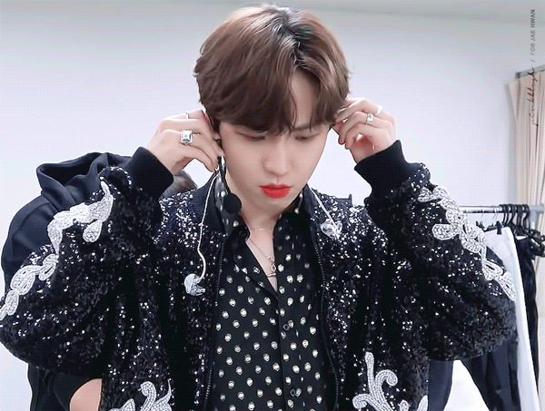 김재환 얼굴보라니까 허벅지근육만 보는 헬스장관장 밉다😂 | 인스티즈