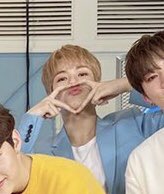 재혁이 이렇게 하트나 보석 만들고 얼굴에 갖다대서 | 인스티즈