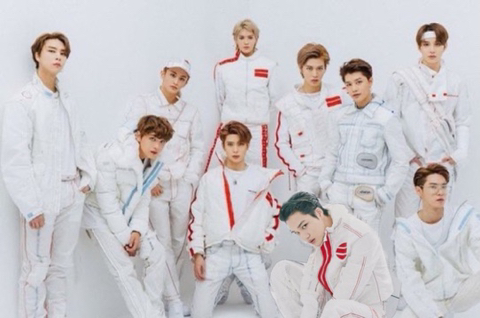 아니 ㅋㅋㅋㅋㅋㅋㅋㅋㅋㅋㅋ 여기에 백현이랑 카이 있다고 해서 봤는데 한참 찾았네 ..... | 인스티즈