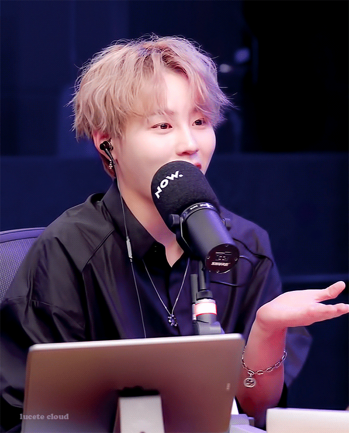 하성운 누가봐도 전화얘기 하는중 | 인스티즈