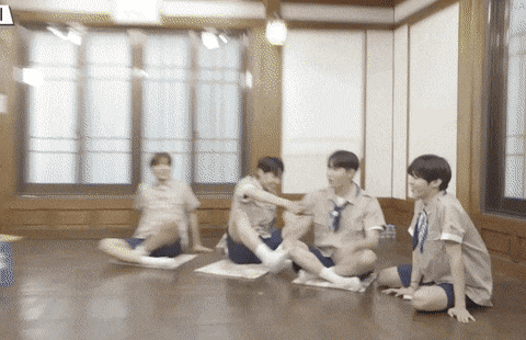 이진혁잌ㅋㅋ 김재환 안고 넘어뜨리는데 김재환 아무렇지도 않은게 너무웃겨 | 인스티즈