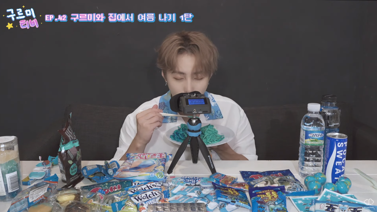 하성운.. 파란색 까르보나라 먹는중.. | 인스티즈