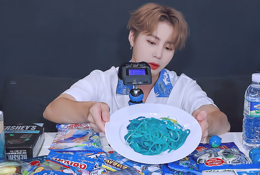 아니 .. 하성운 파란색 까르보나라 색깔 봐 .. | 인스티즈