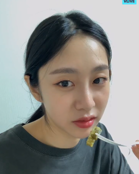 서지수 먹방하는데 피클이 너무 셔서 반응봐ㅋㅋㅋㅋㅋㅋㅋㅋㅋㅋ | 인스티즈
