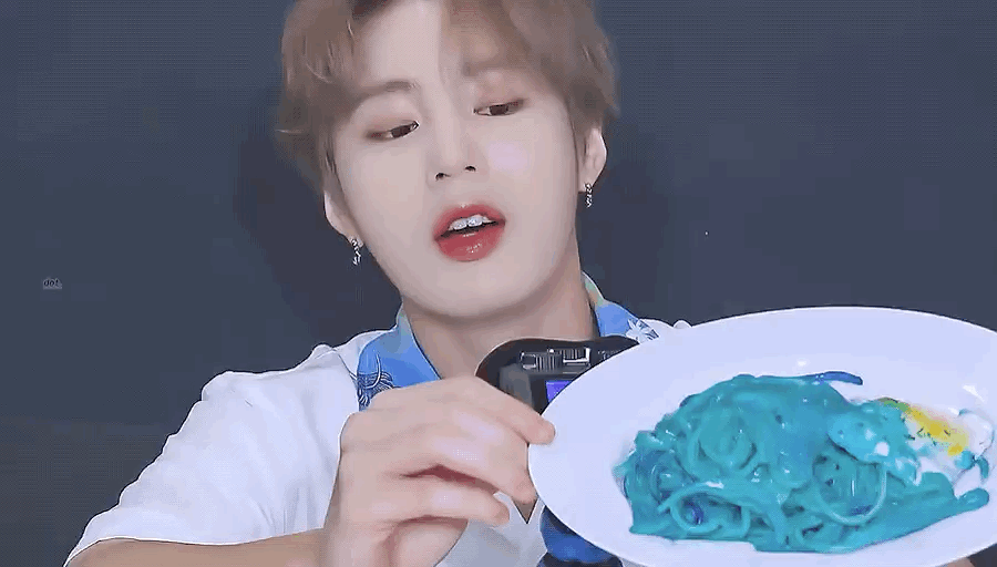 하성운 이 짤 먹방 유튜버 같은데 댓글에 립 뭐쓰세요 섀도우 정보좀요 잔뜩일 거 같은 st | 인스티즈