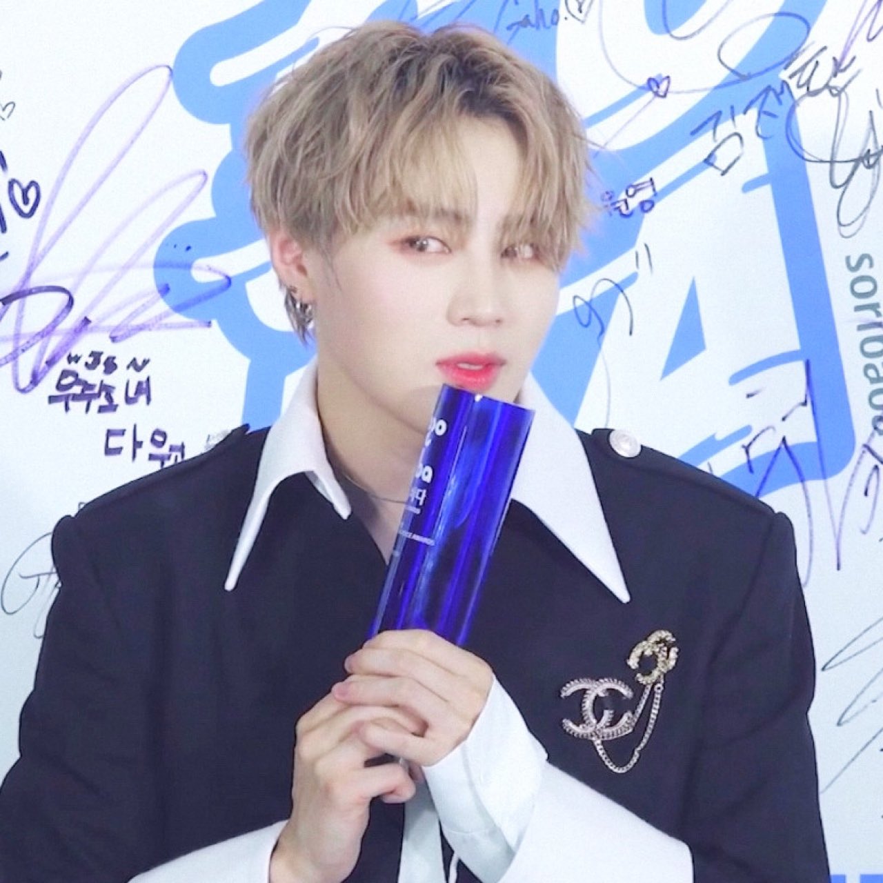 하성운 받은 상 뺏어보고 싶다 | 인스티즈