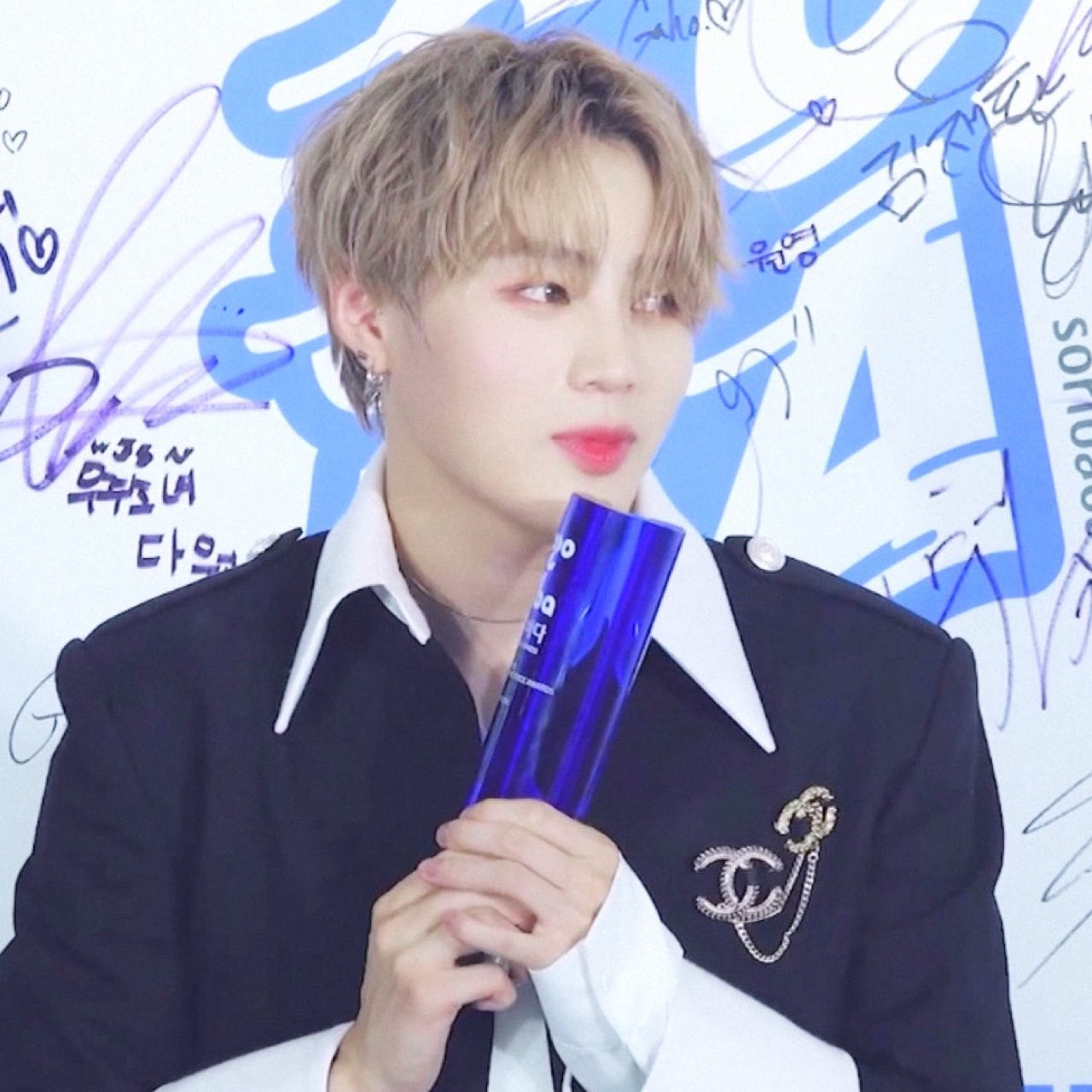 하성운 받은 상 뺏어보고 싶다 | 인스티즈