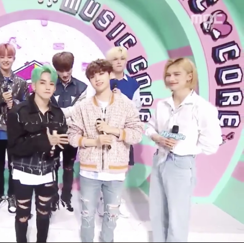 현진이랑 예담이랑 인터뷰 할때 둘이 자꾸 마주보고 웃는거 ㄱㅇㅇ.. | 인스티즈