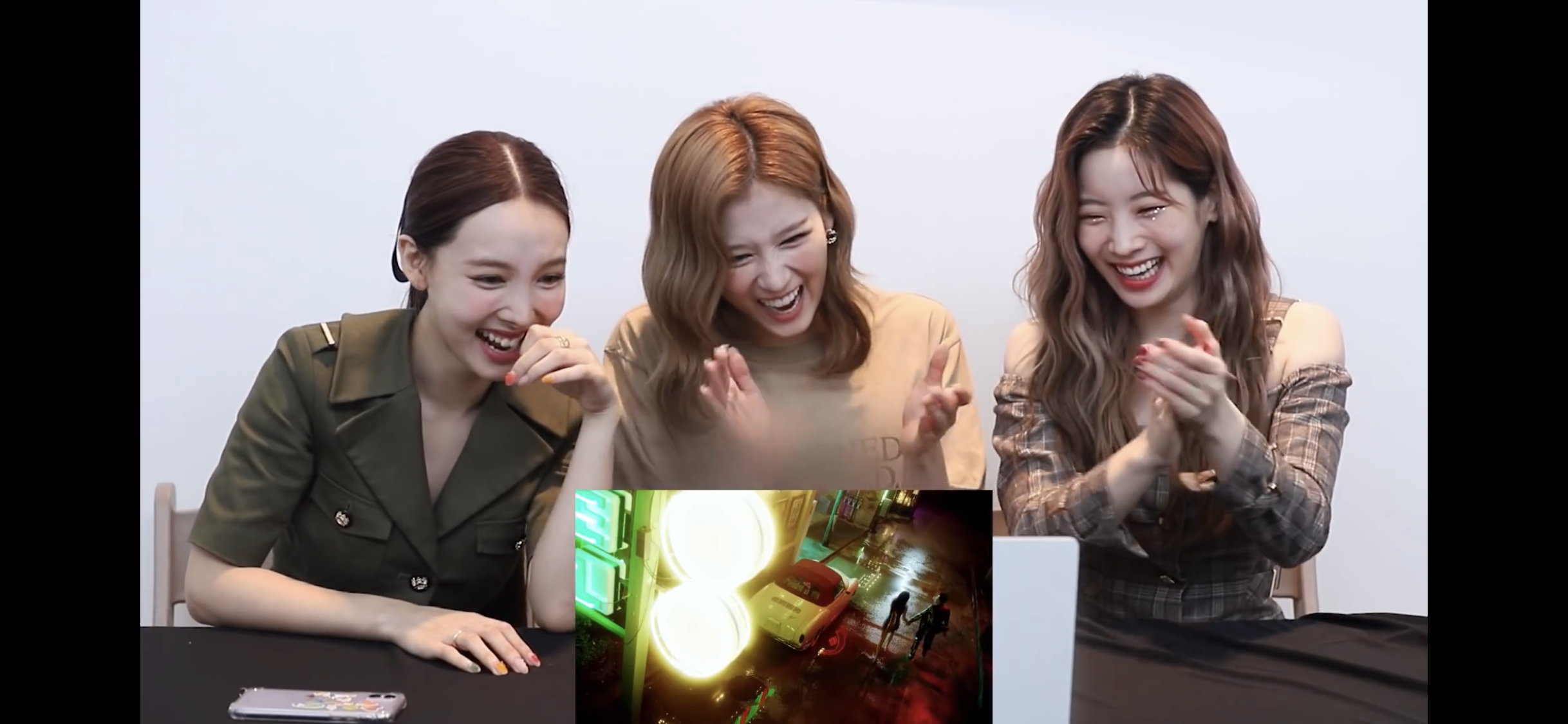 사나 박진영 뮤비보면서 리액션하고 웃는데 웃으면서 박수침ㅋㅋㅋㅋㅋ | 인스티즈