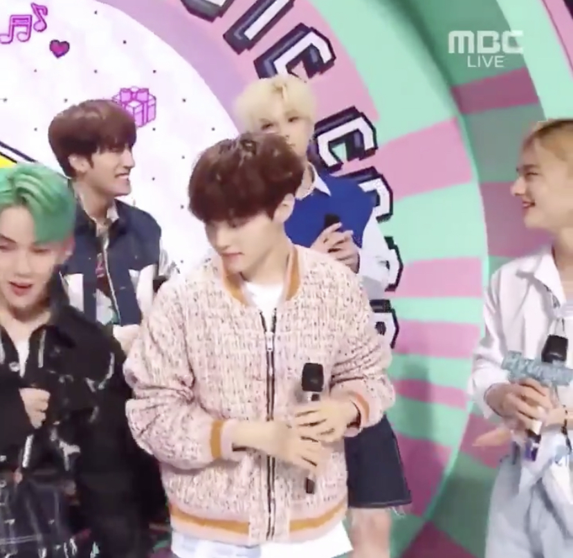 현진이랑 예담이랑 인터뷰 할때 둘이 자꾸 마주보고 웃는거 ㄱㅇㅇ.. | 인스티즈