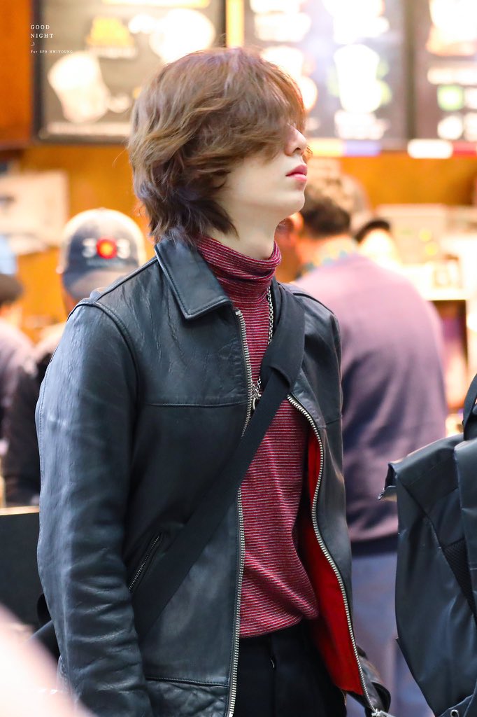 이사진뭔가 예술작업하는데 영감이 떠오르지 않아 영감을 얻기위해 거리에 나와 가볍게 술한잔하고 걷는 느낌이다 | 인스티즈