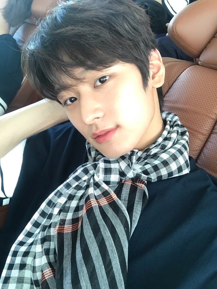 아니 스카프 포샵 그게 더보이즈 주연이였어? | 인스티즈