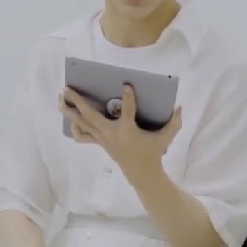 얘 내가 본 남돌 중에 손 제일 큰 것 같아 | 인스티즈