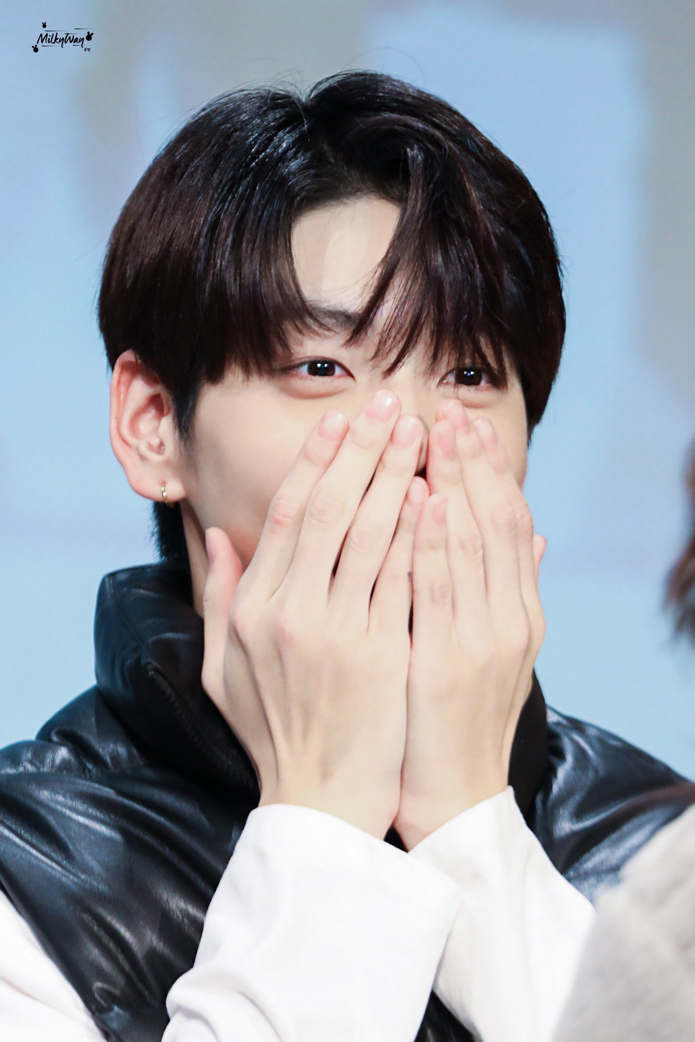 얘 내가 본 남돌 중에 손 제일 큰 것 같아 | 인스티즈