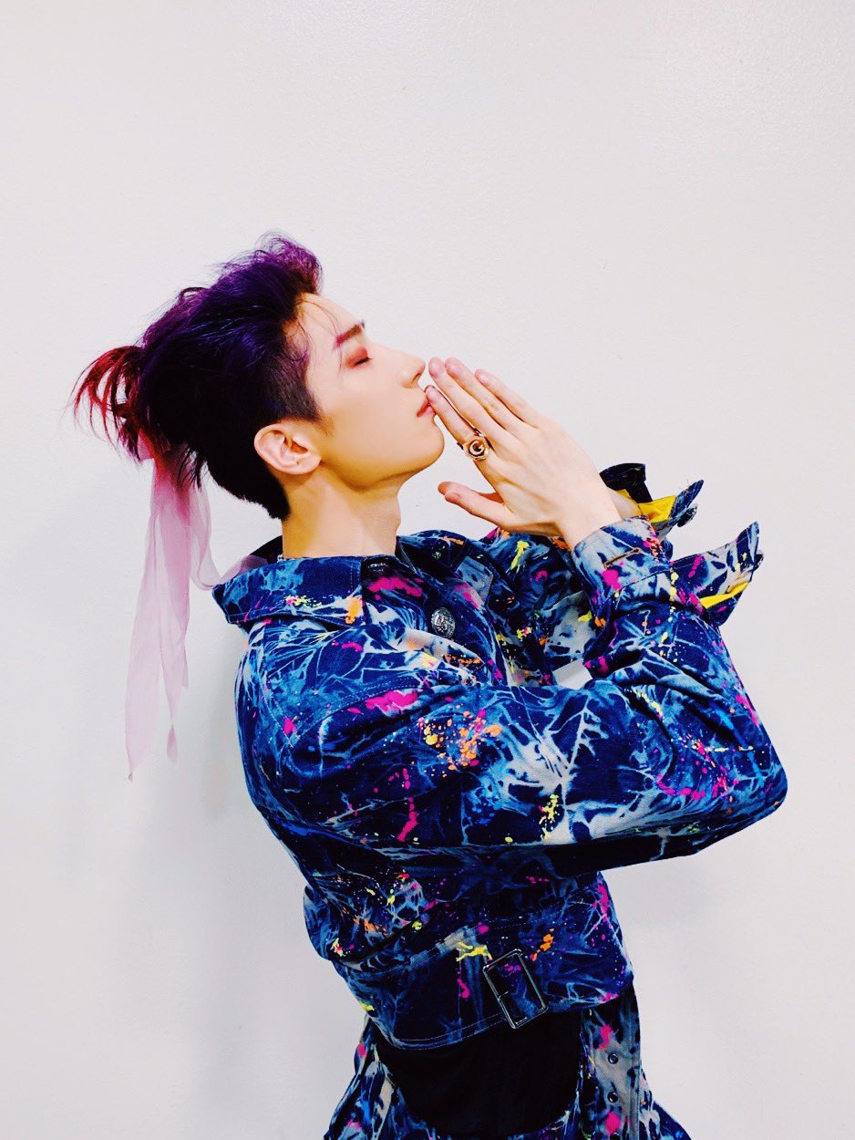 팬들이 서포트한 도시락끈으로 스타일링하고 올라간 남돌 | 인스티즈