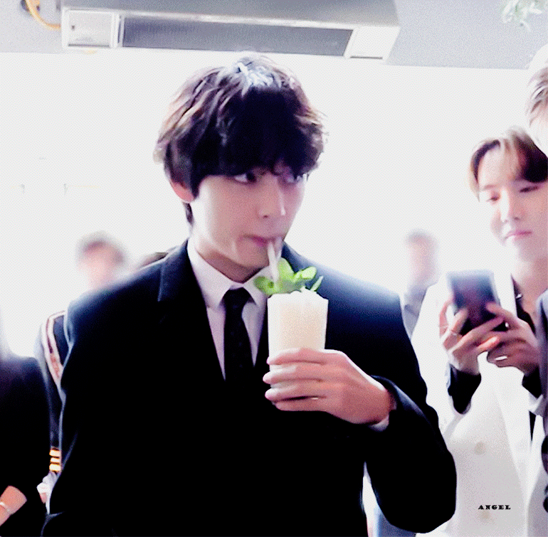 방탄 뷔는 내가 본 사람 중에 제일 얼굴이랑 성격이랑 달러.... | 인스티즈