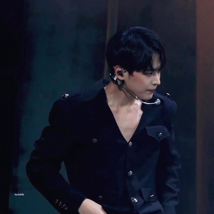 무대하는 중에 입덕직캠 카메라 발견하고 웃는거 완전 kijul | 인스티즈