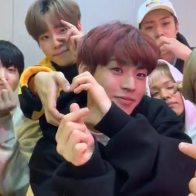 세상에서 가장 하트를 못 만드는 아이돌 | 인스티즈