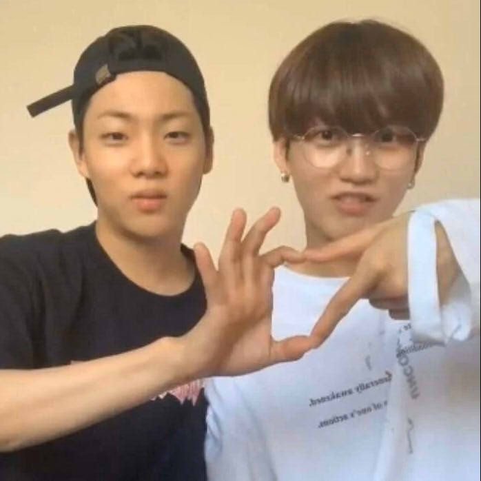 세상에서 가장 하트를 못 만드는 아이돌 | 인스티즈