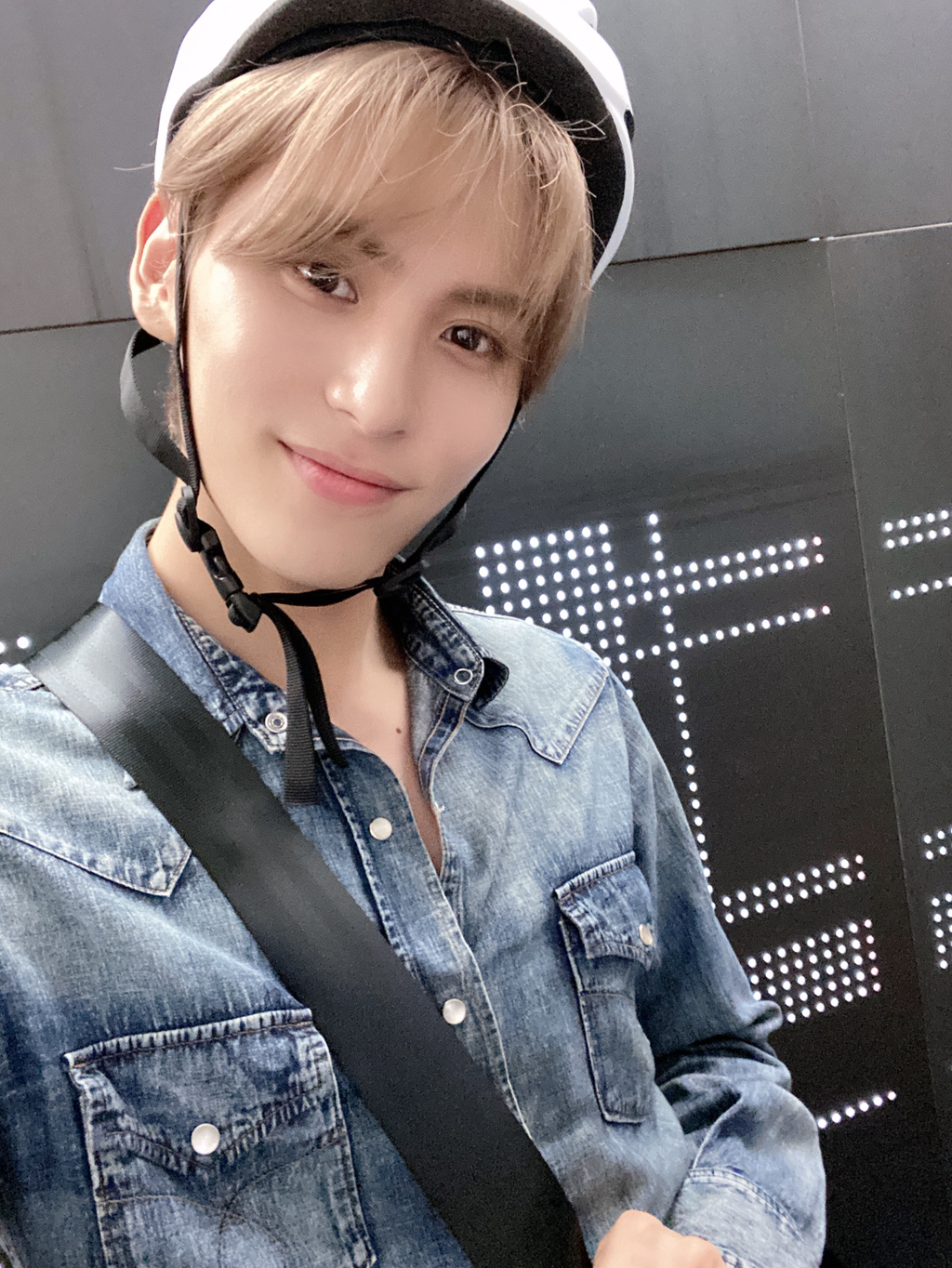 오늘 팬들이랑 카트하는데 헬멧이랑 안전벨트(찐안전벨트) 하고 온 아이돌 | 인스티즈