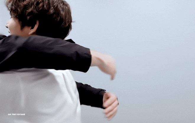 방탄 뷔 막콘때 스탭들이랑 헤어지기 아쉬워서 다 안아주니까 스탭 표정봨ㅋㅋㅋㅋㅋㅋㅋㅋㅋㅋㅋ | 인스티즈