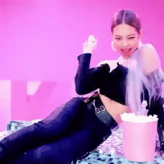 제니가 팝콘 던지면 백현이 맞는 짤 | 인스티즈