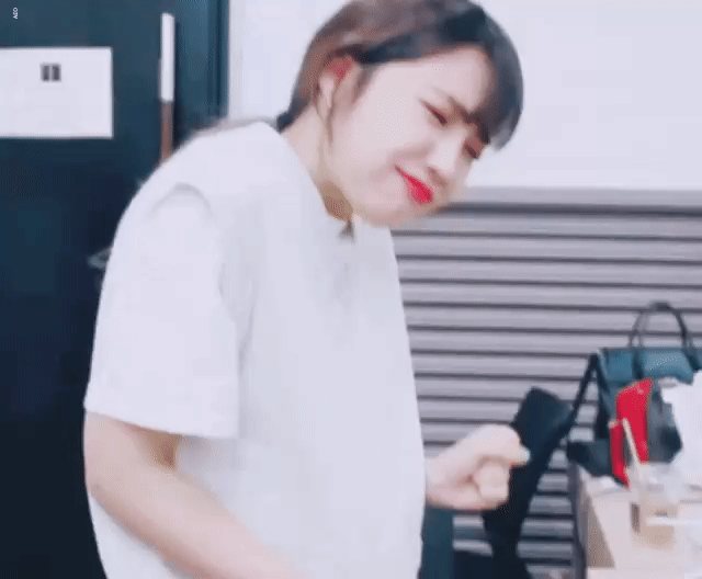 스텝 : 저러고있으니까 엄마 요리 방해하는 꼬마같지않아요? | 인스티즈