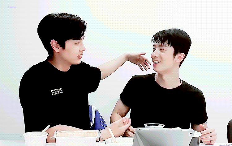 막내들 뽀뽀 반응다른거 너무 웃김ㅋㅋㅋㅋㅋㅋㅋ | 인스티즈