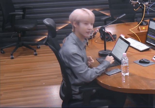 보이는 라디오 실시간에 버블을 보내고 자기 폰 가리키는 우리애... | 인스티즈