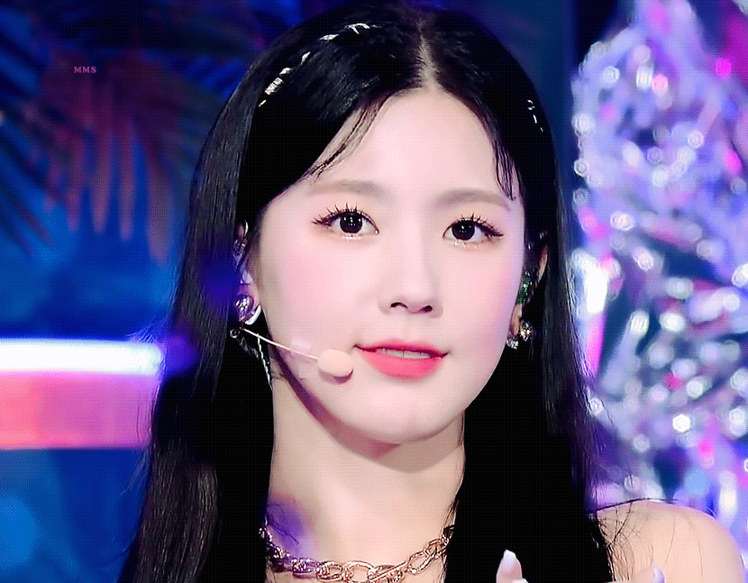 미연 이번 헤어 잔머리 조금 내는거 진짜 개잘어울려 | 인스티즈