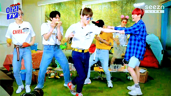 ❌여기서 두번째 네번째 멤버가 들고있는건 악기가 아닙니다❌ | 인스티즈