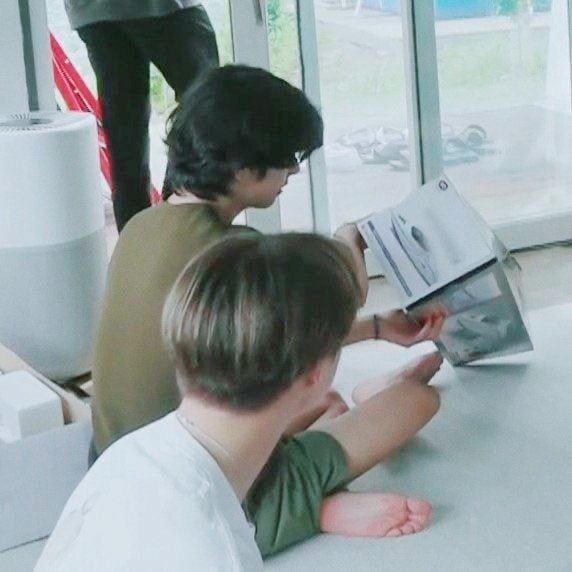 뷔 다리봐 진짜 말랐어.... | 인스티즈