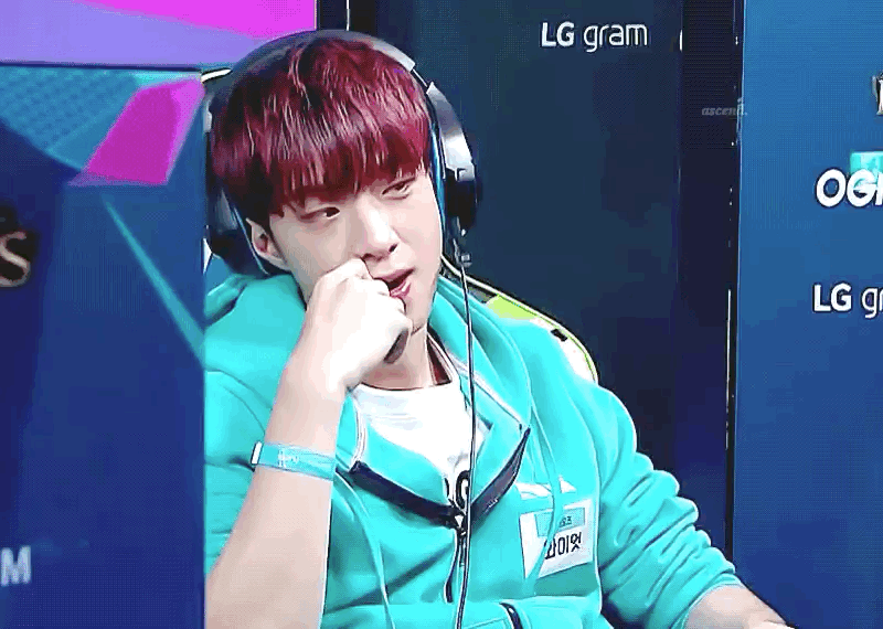 앞에 앉은 친구랑 대화하다가 뒤에서 썸녀 목소리 들리니까 반응하는 온앤오프 와이엇이래.... | 인스티즈