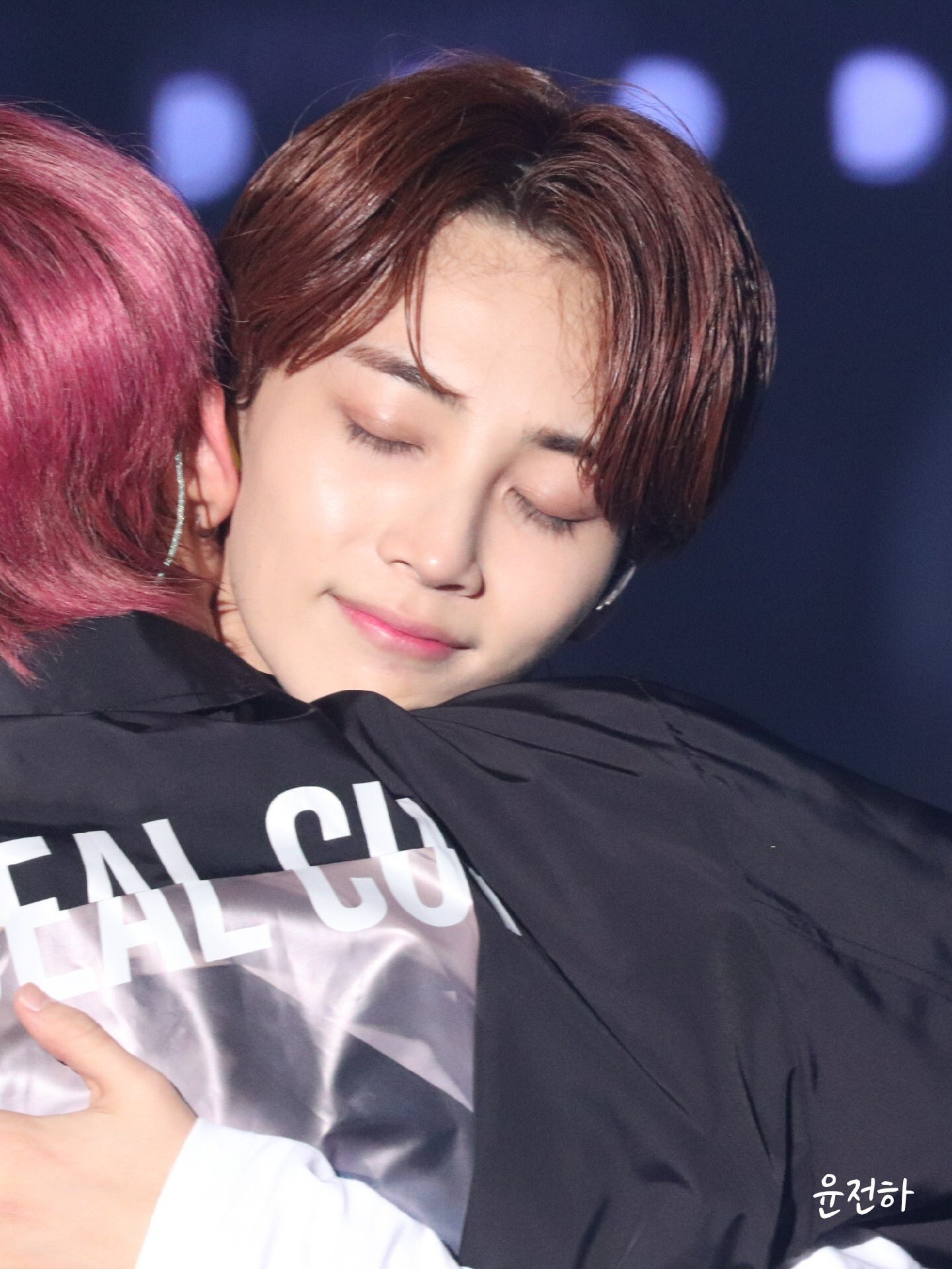 콘서트에서 호시 무대 중에 탈골 부상 났던 날 앵콜때 정한이가 호시 꼬옥 안아주는 거 내 눈물 버튼임 | 인스티즈