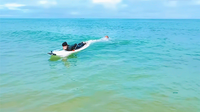 본인 서핑타는 영상보는 김재환 | 인스티즈