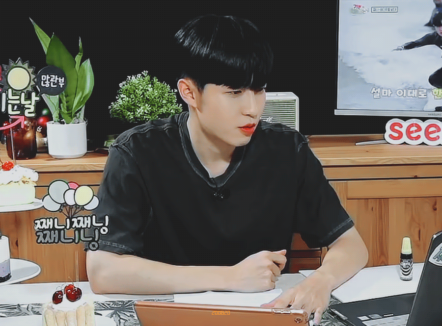 본인 서핑타는 영상보는 김재환 | 인스티즈