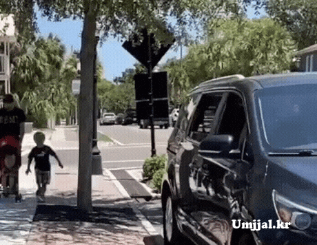 쓰레기를 쓰레기통에 버리는 아이.gif | 인스티즈