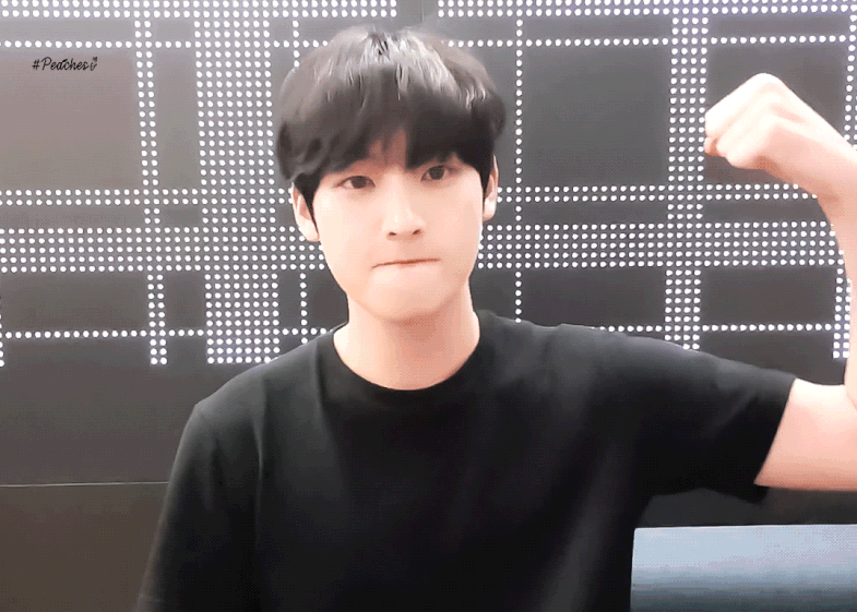 근육 자랑하는 김인성 | 인스티즈