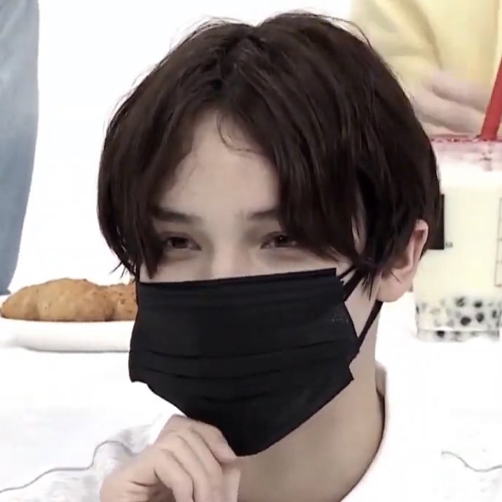 휴닝이 마스크 써도 잘생긴거 봐 ,, | 인스티즈