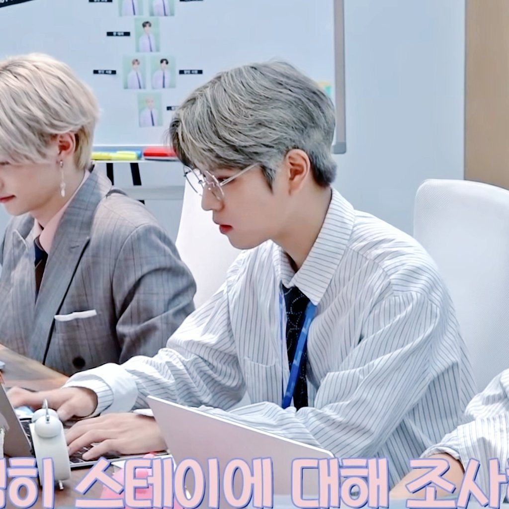 데뷔하고 흑발 처음이라 숨기려고 밝은색 스프레이 뿌리고 다님ㅋㅋㅋㅋㅋㅋ | 인스티즈