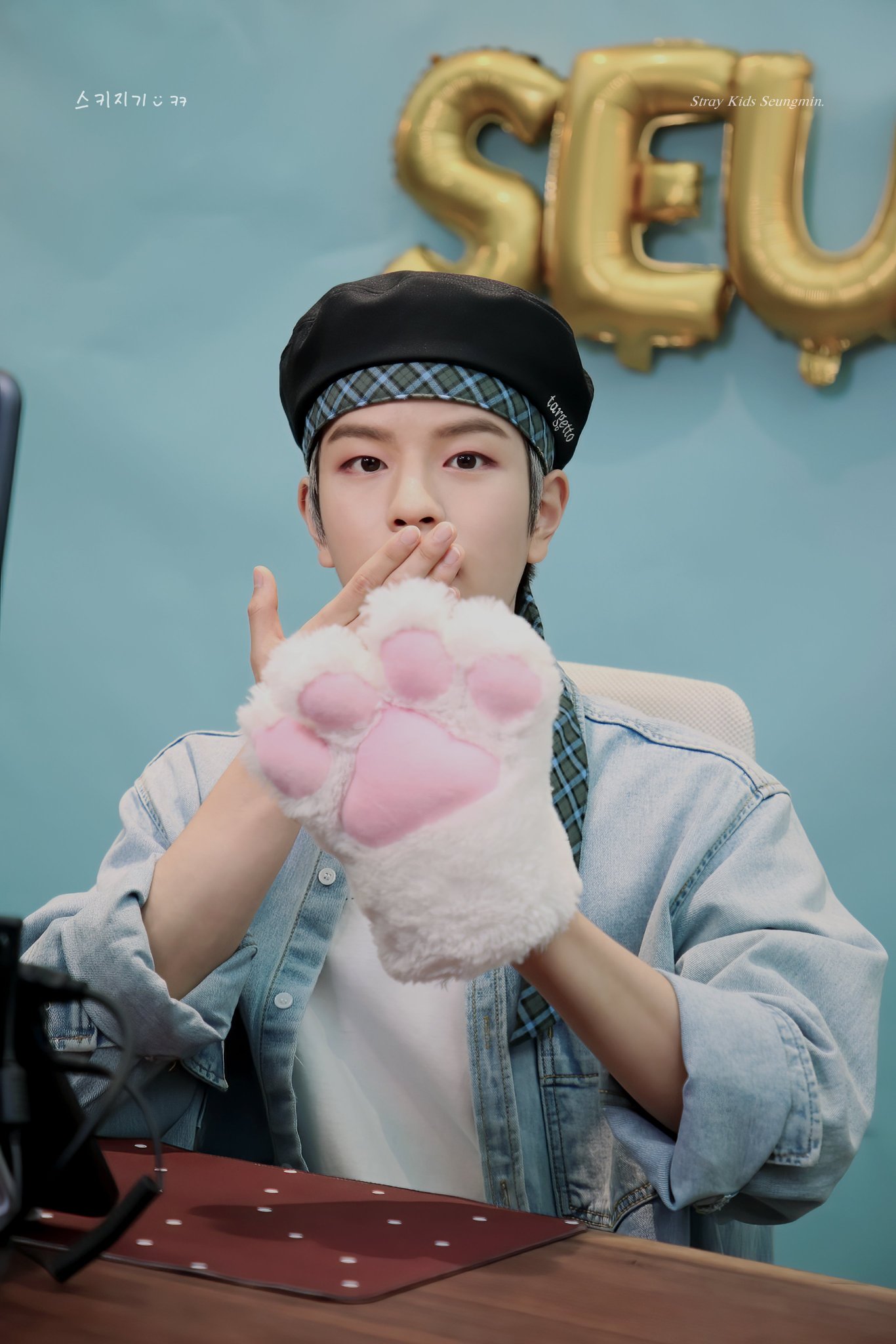 데뷔하고 흑발 처음이라 숨기려고 밝은색 스프레이 뿌리고 다님ㅋㅋㅋㅋㅋㅋ | 인스티즈