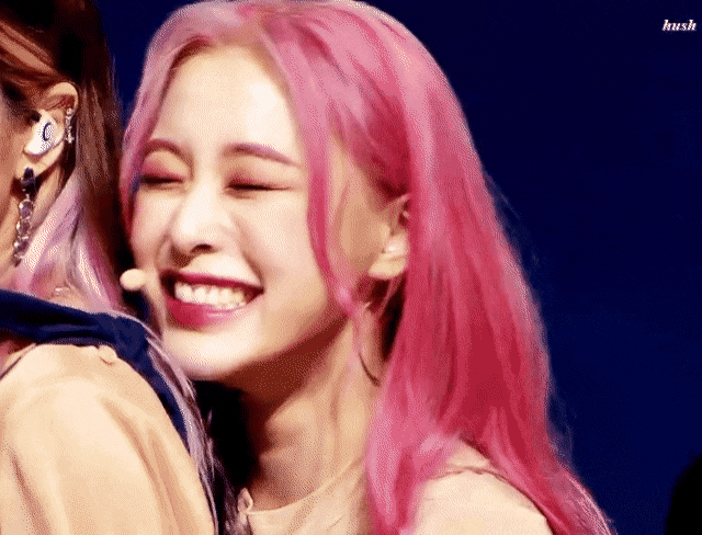 핑크머리하고 예쁘다는 반응 많은 여돌.gif | 인스티즈