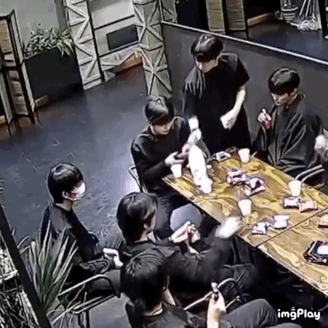 다니엘 선우가 주는 과자하나 받는데 예의 무슨일.... | 인스티즈