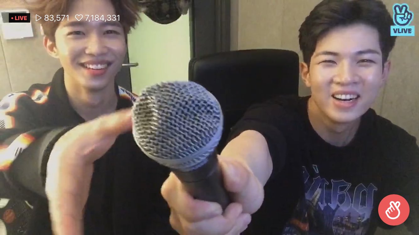 브이라이브 보다가 별안간 마이크 넘겨받은 사람... | 인스티즈